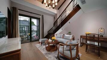 Family Suite, Balcony, Courtyard View | Living area