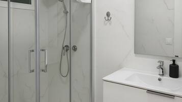 Haartrockner, Handtücher, Seife, Toilettenpapier