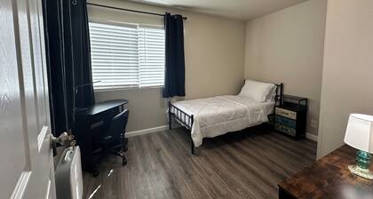 Gateway to Napa & SF: Charming 2-Bedroom Vallejo Apt
