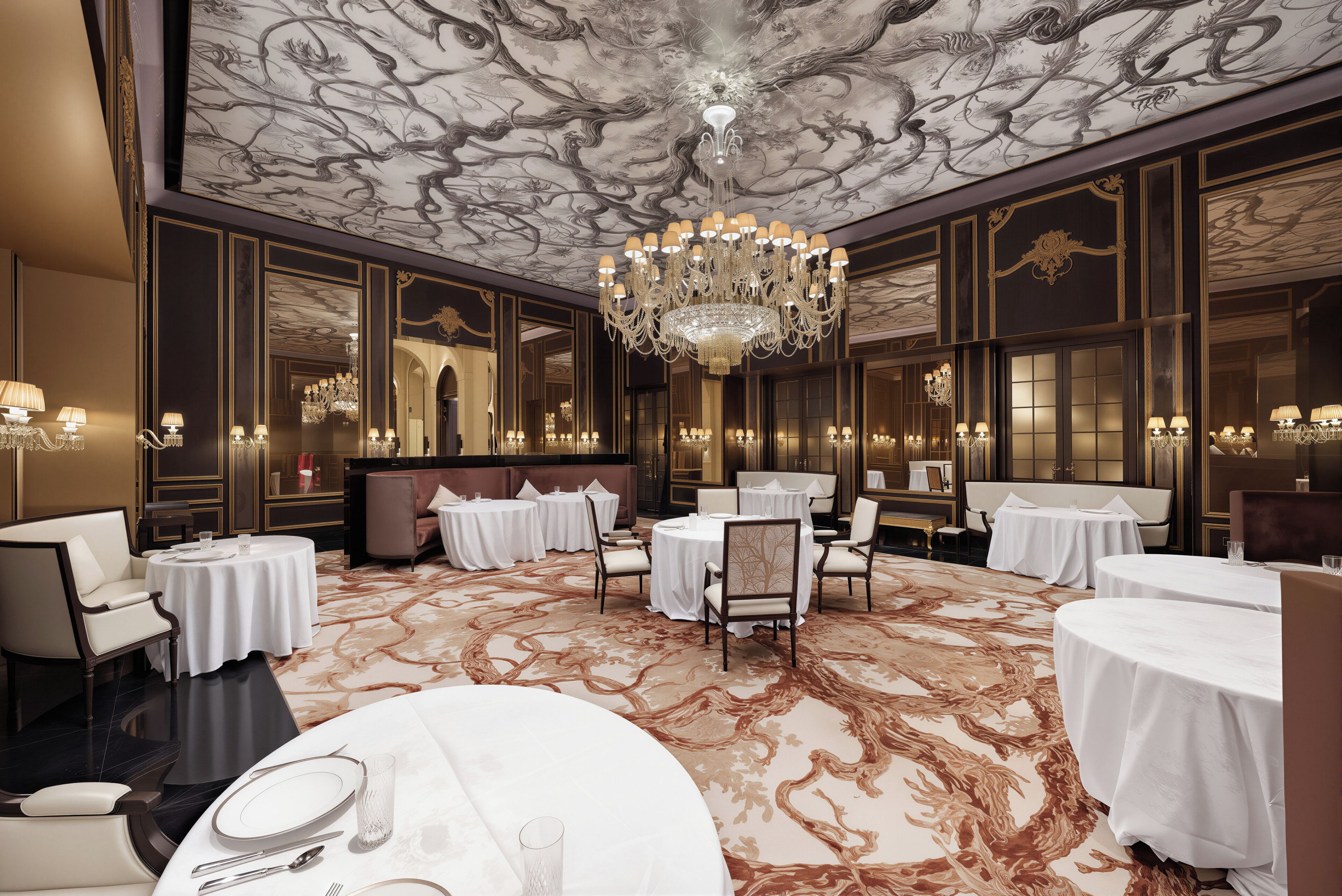 Uma sala de jantar luxuosa, com tetos de mármore, lustres e mesas elegantemente preparadas.