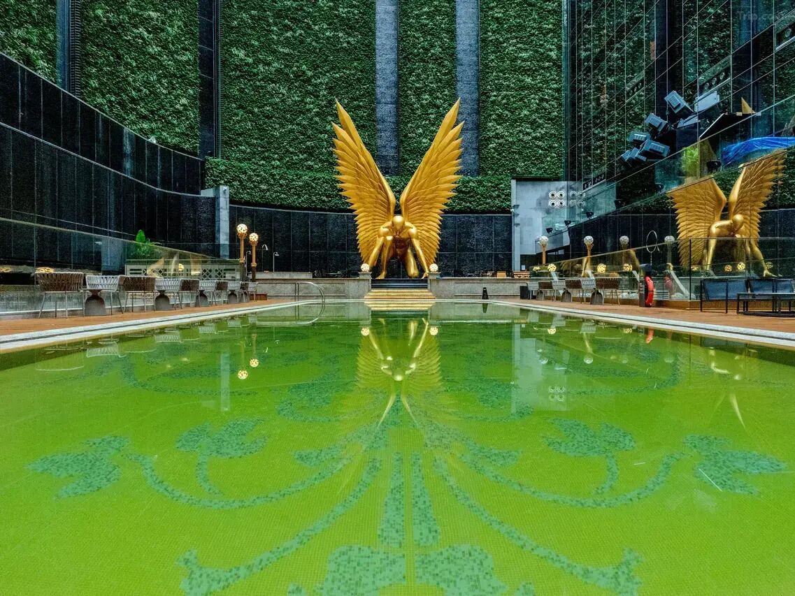 Una piscina cubierta, una piscina al aire libre