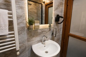 Double or Twin Room, City View | Bathroom - Kaçkar Otel (MErkez)