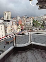 Quarto triplo, sacada, vista para a cidade | Área da propriedade