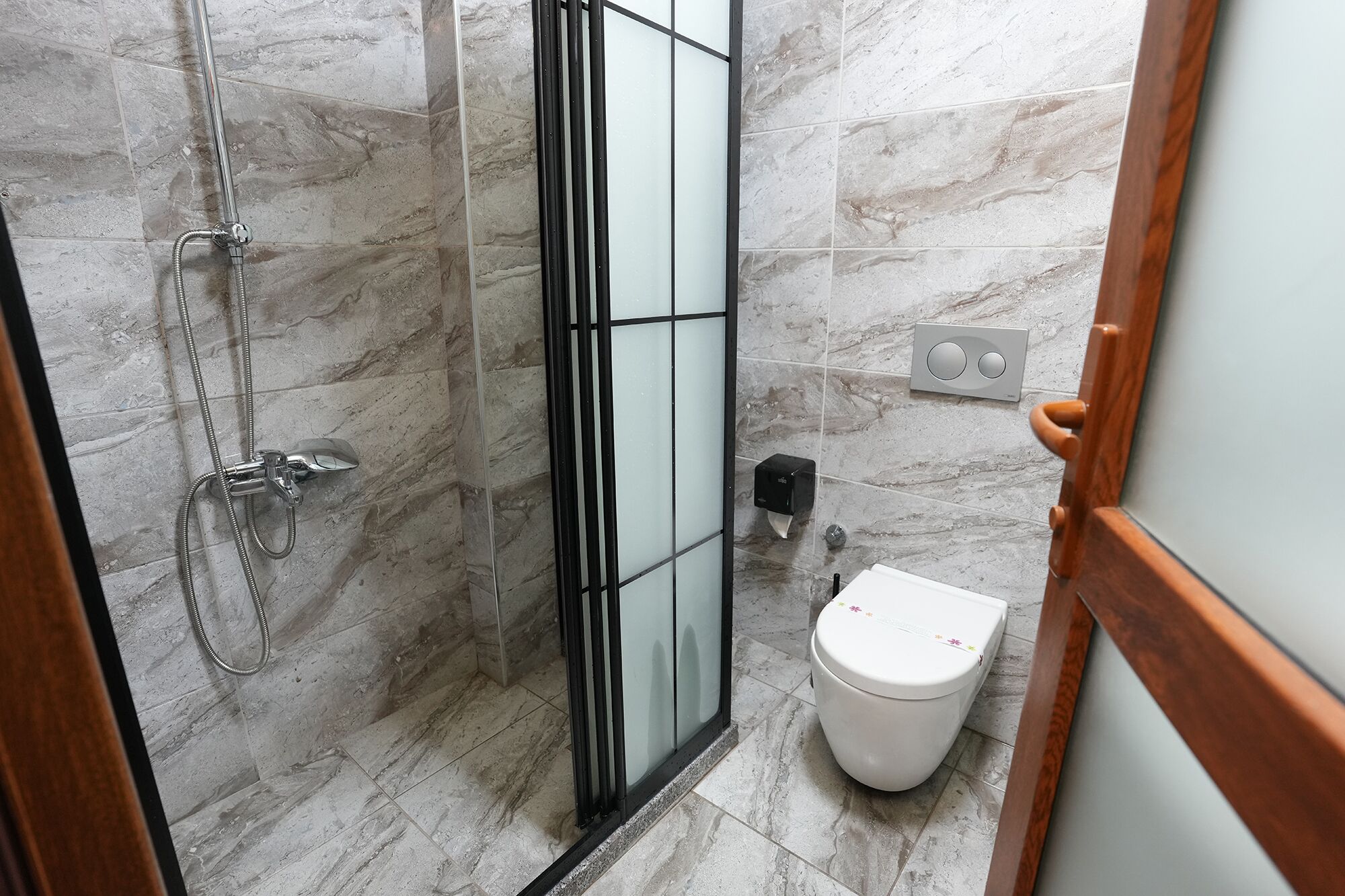 Familien-Dreibettzimmer, Balkon, Stadtblick | Badezimmer | Dusche, Haartrockner, Handtücher, Seife
