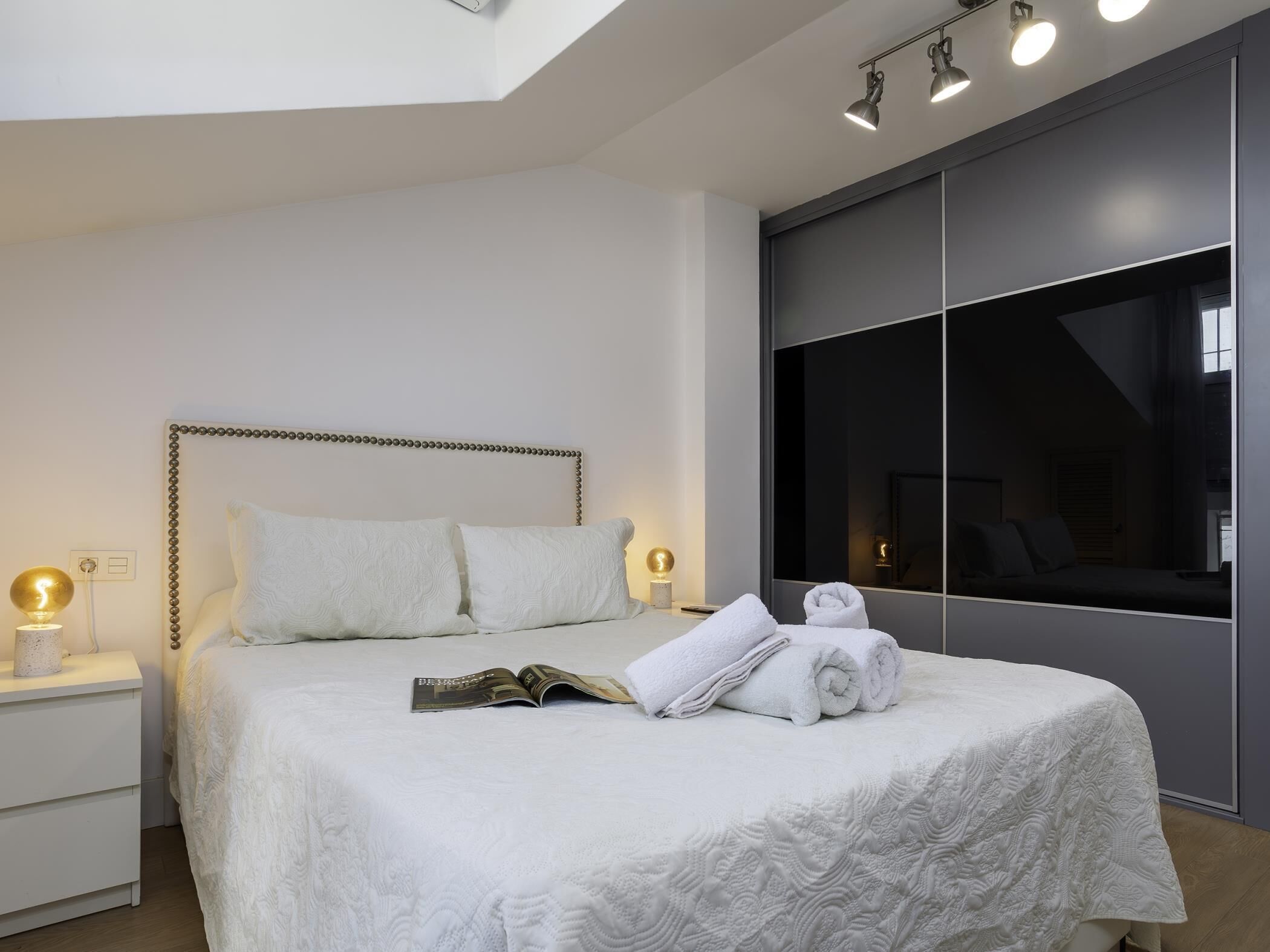 2 bedrooms, iron/ironing board, internet, bed sheets