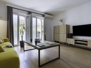 TV - Sunstay Cozy Flat II Malaga (Málaga)