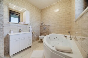 Familienhaus, 3 Schlafzimmer, Kühlschrank und Mikrowelle (Pool Villa Aurelia /w Sauna & Jacuzzi) | Badezimmer