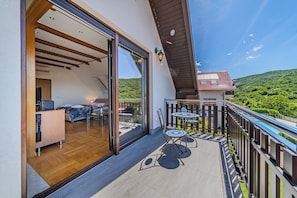 Familienhaus, 3 Schlafzimmer, Kühlschrank und Mikrowelle (Pool Villa Aurelia /w Sauna & Jacuzzi) | Speisen im Freien