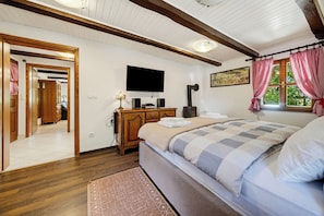 Familienhaus, 2 Schlafzimmer, Kamin, Bergseite (Grandpa's House With Pool) | 3 Schlafzimmer
