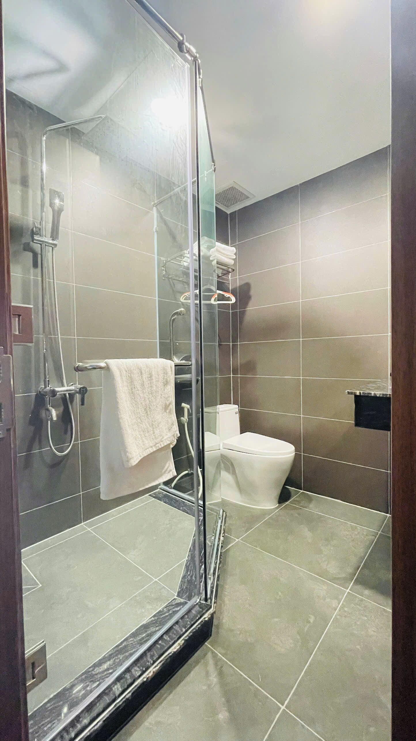 Bañera con ducha, artículos de tocador gratuitos, secador de pelo