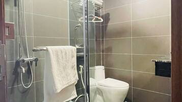 Bañera con ducha, artículos de tocador gratuitos, secador de pelo