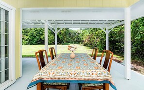 Outdoor dining - Kahakai Hale near Historic Pahoa Town (Pāhoa)