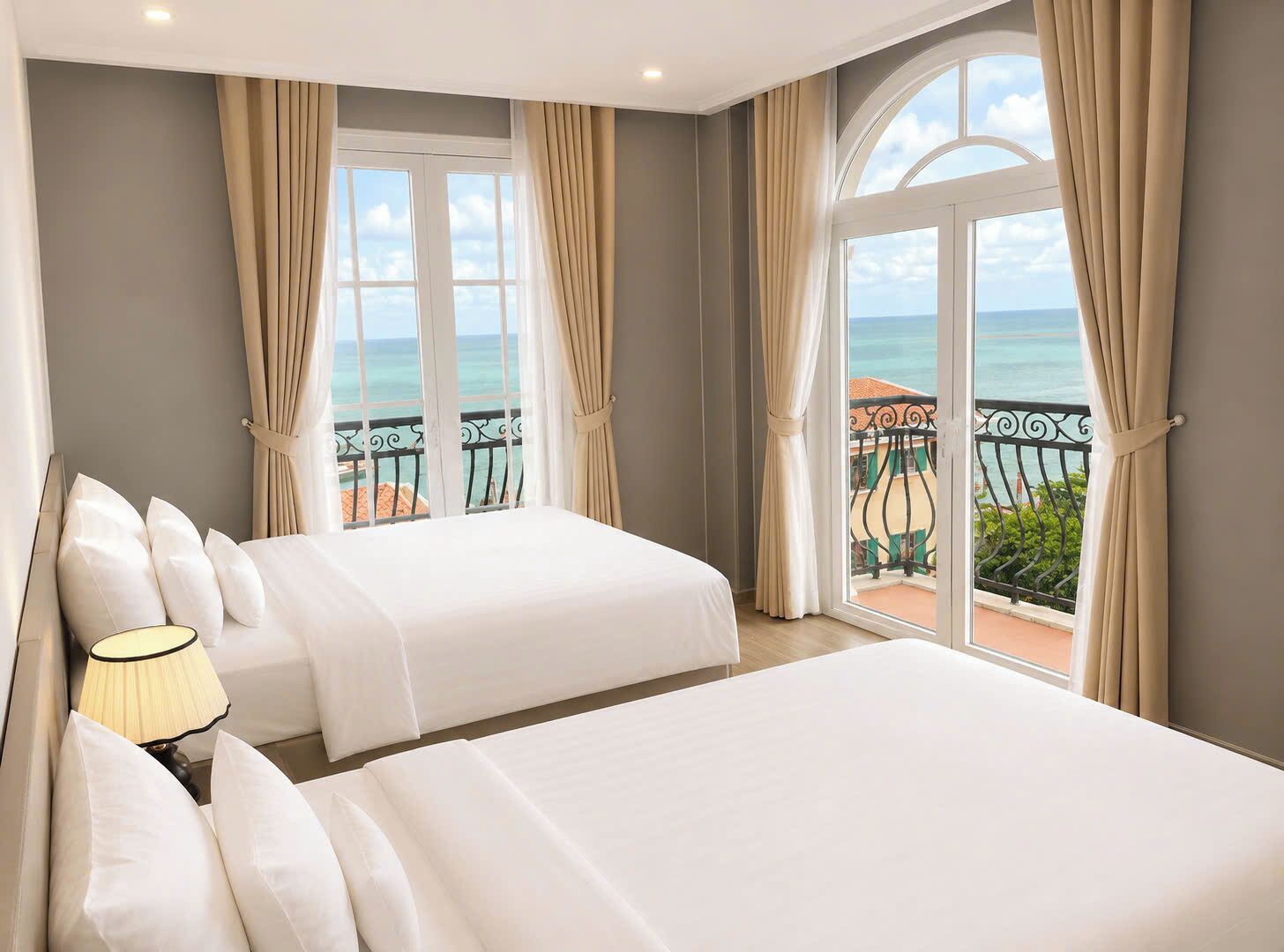 Deluxe Room, Ocean View | Laptop workspace, free WiFi