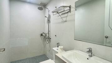 Articles de toilette gratuits, sèche-cheveux, serviettes fournies, savon