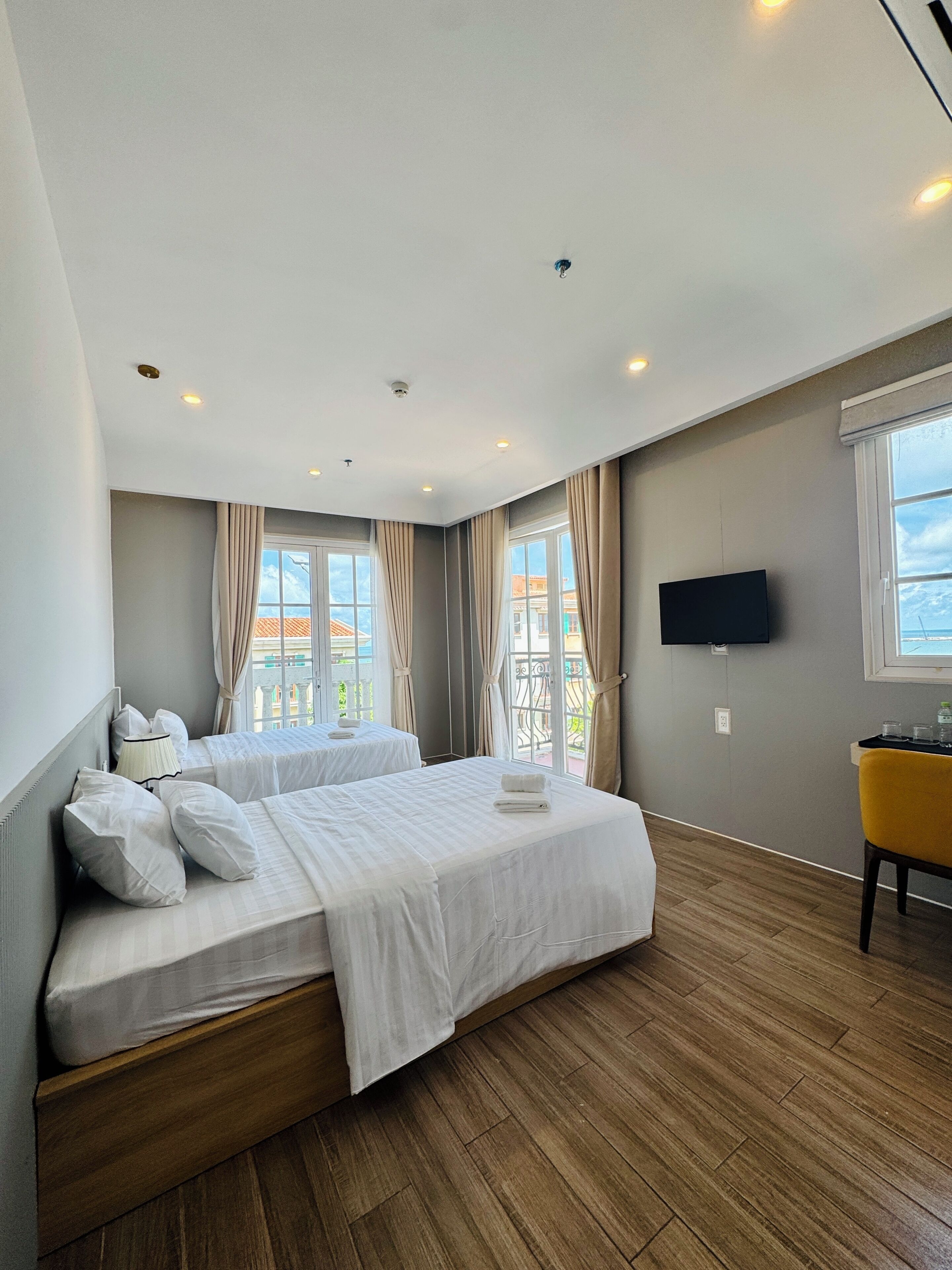 Deluxe Room, Ocean View | Laptop workspace, free WiFi