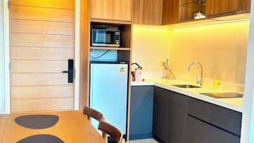 Deluxe Condo, Kitchenette, Lake View | Dining