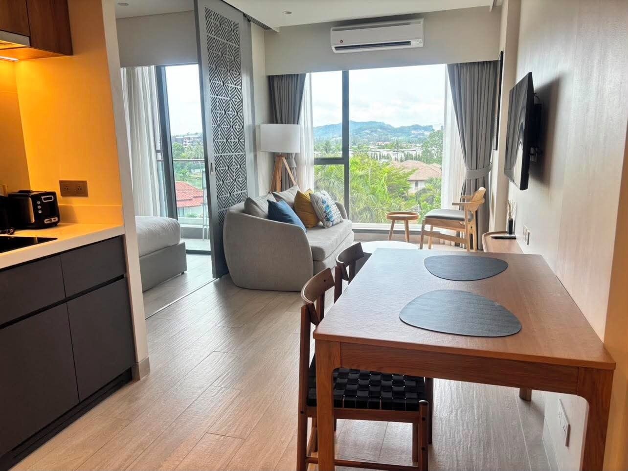 Deluxe Condo, Kitchenette, Lake View | Living area