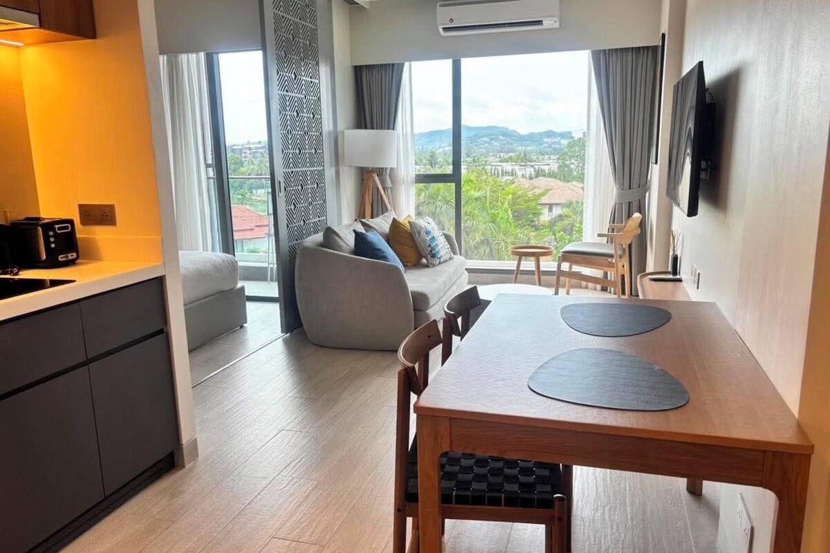 Deluxe Condo, Kitchenette, Lake View | Living area