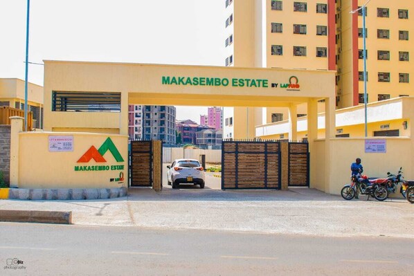 Parking - HANKSCOM APARTMENTS (kisumu)