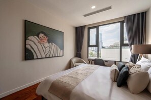 Soundproofing, iron/ironing board, free WiFi - Madison modern 2br unit (Ben Nghe)