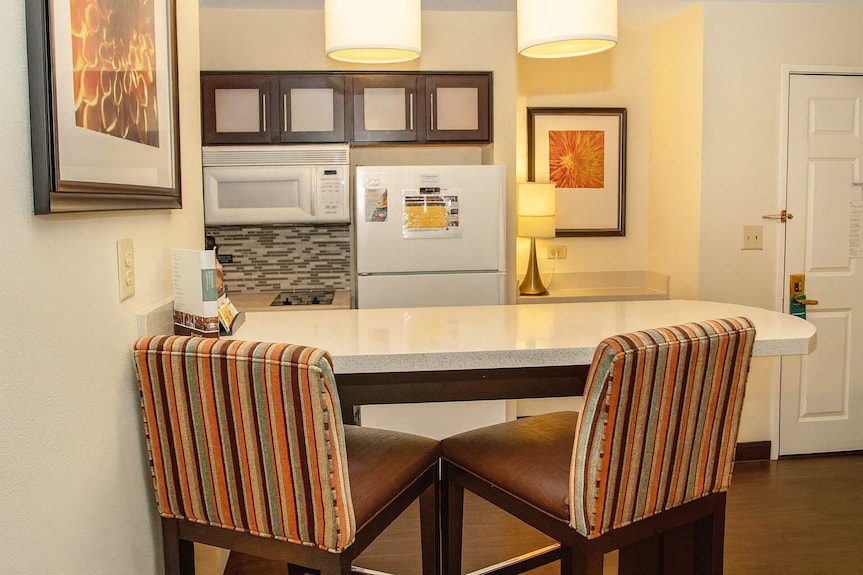 King Suite | Spacious Layout | Pool | Free Breakfast - San Antonio, TX
