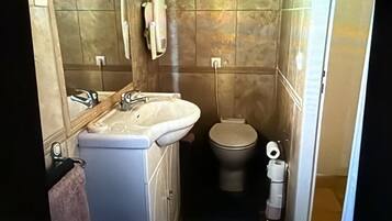 Douche, sèche-cheveux, serviettes fournies, savon
