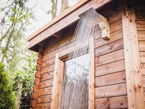 A wooden cabin with a rainwater collection system. - Vacation cottage in nature - tiny - peaceful - woods - outdoor sauna (Putten)