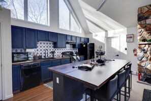 Wasserkocher mit Kaffee-/Teezubehör, Kühlschrank, Mikrowelle, Ofen