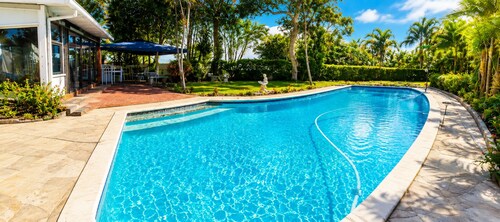 Tranquil Studio Retreat with Pool and Garden in eThekwini