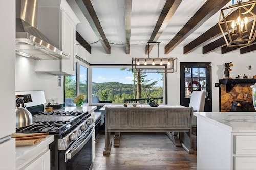 Mountain Cabin • Lake Views + Hot Tub + Fire Pit | Emerald Overlook