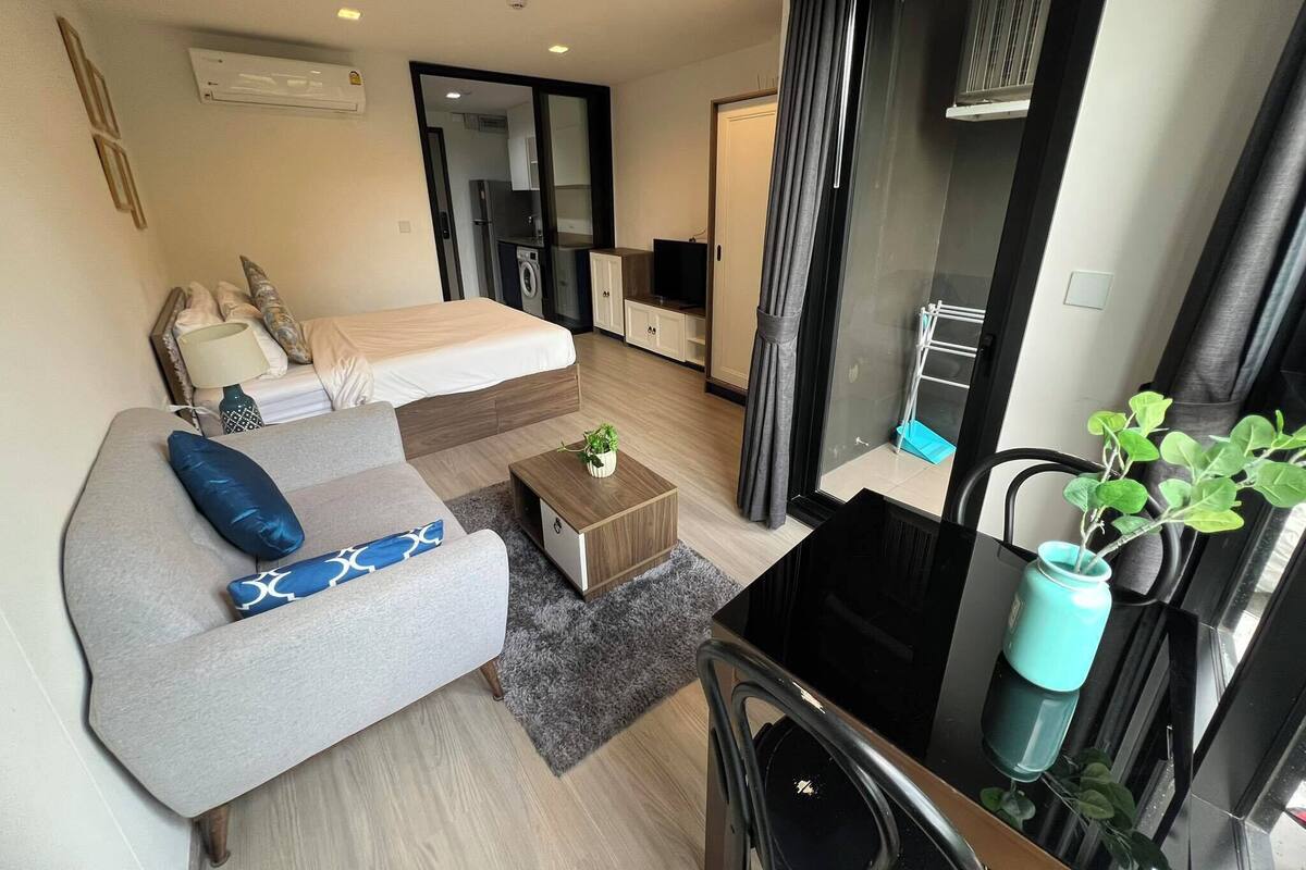 Comfort Condo, Kitchenette, Mountain View | Iron/ironing board, free WiFi