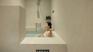 Deluxe Spa | Private spa tub