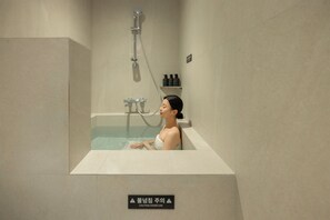 Deluxe Spa | Private spa tub