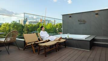 Rooftop Spa | Outdoor spa tub