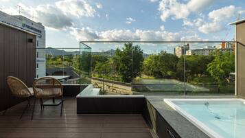Family Triple Room, City View | Pemandangan dari bilik