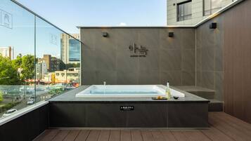 Family Triple Room, City View | Tab spa terbuka