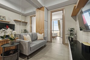 Apartment, 1 Schlafzimmer, Stadtblick | Wohnbereich | 43-Zoll-Smart-TV mit Kabelempfang, Netflix, Streaming-Dienste