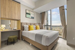 Apartment, 1 Schlafzimmer, Stadtblick | Schreibtisch, laptopgeeigneter Arbeitsplatz, Bügeleisen/Bügelbrett