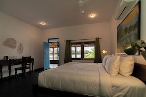 Panorama kamer, balkon | Een kluis op de kamer, een bureau, een laptopwerkplek