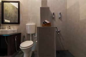 Comfort kamer, balkon | Badkamer | Een douche, een haardroger, handdoeken, zeep