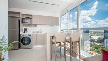 Apartment, City View | Private kitchen