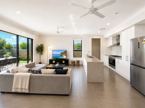 Modern Family Retreat with BBQ | Murrumba Downs