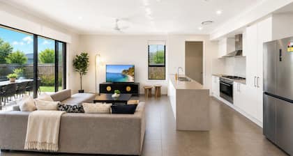 Modern Family Retreat with BBQ | Murrumba Downs