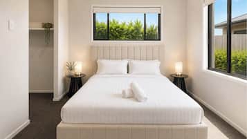 4 bedrooms, iron/ironing board, WiFi, bed sheets