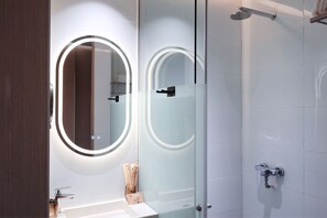 Comfort Double Room | Bathroom - Aura Hotel Purvis Stay From 10PM-9AM (Singapore)