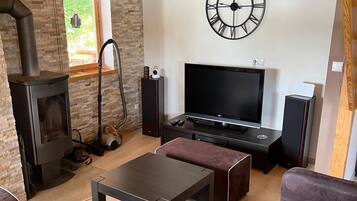 Télévision, cheminée