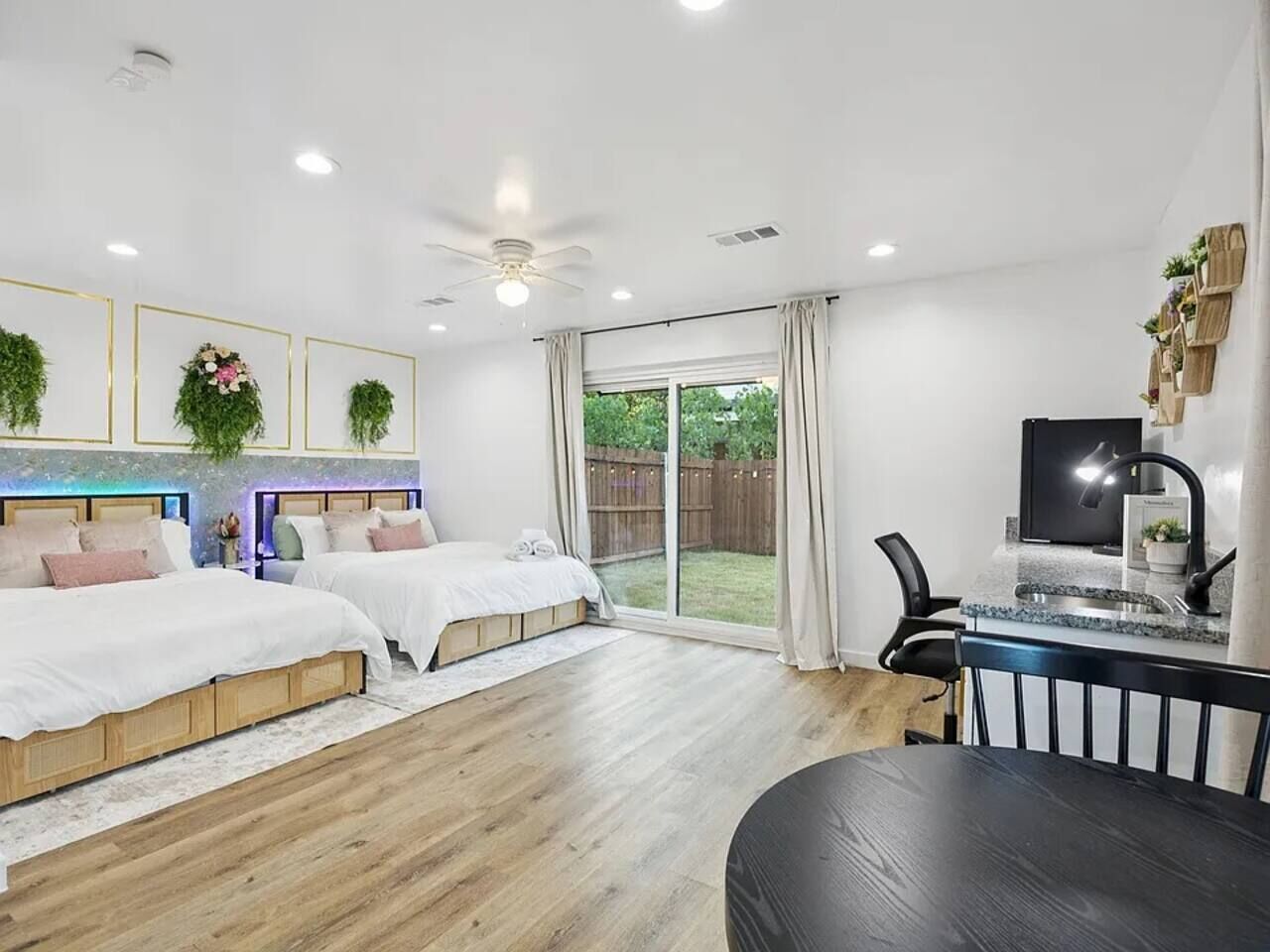 4 habitaciones, escritorio y tabla de planchar con plancha 