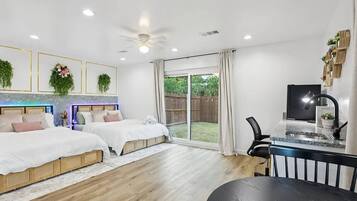 4 habitaciones, escritorio y tabla de planchar con plancha