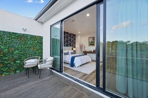 Schreibtisch, Bügeleisen/Bügelbrett, Reisekinderbett, WLAN