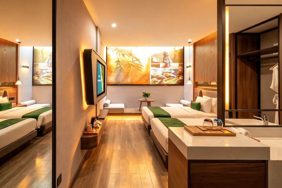 Habitación estándar con 2 camas individuales | Espacio para trabajar con laptop, cortinas blackout y insonorización